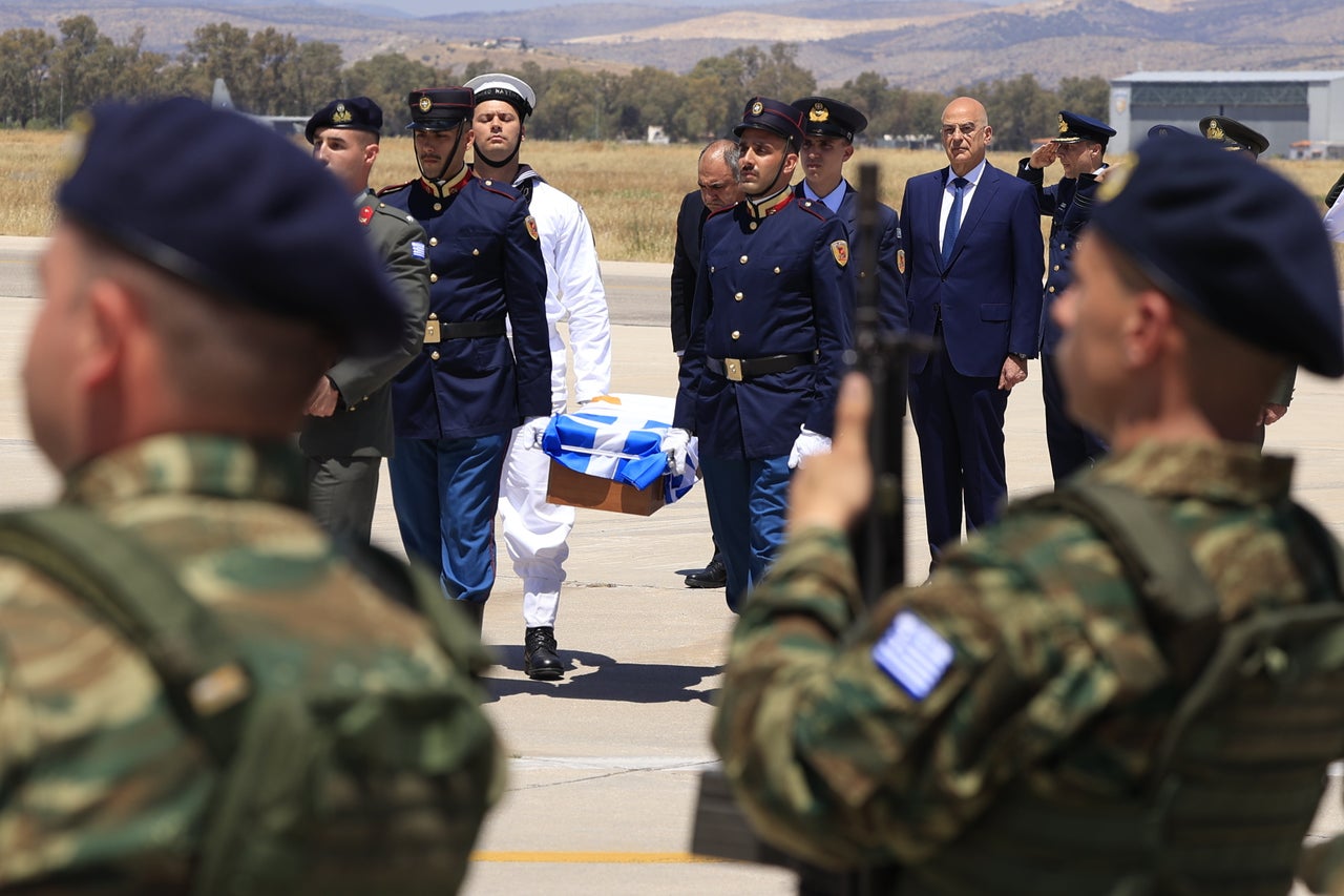 Στιγμιότυπο από την άφιξη και τελετή επαναπατρισμού των λειψάνων στην Ελευσίνα