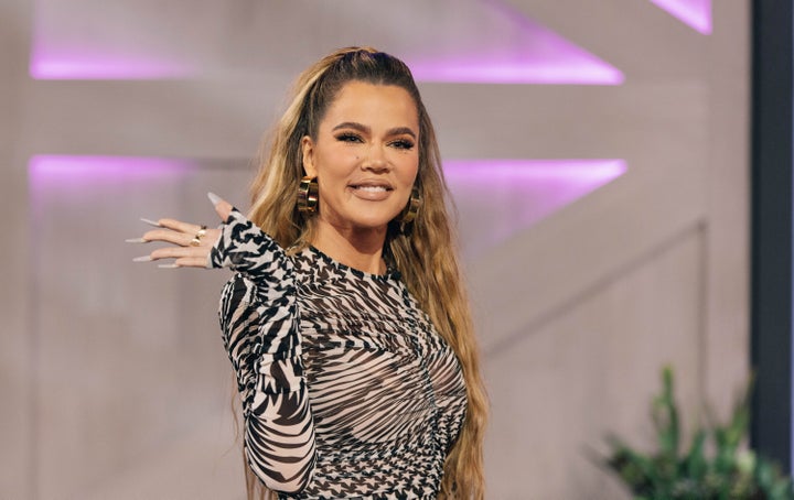 Khloé Kardashian é fotografada durante uma parada "O programa de Kelly Clarkson" em 19 de outubro de 2022.
