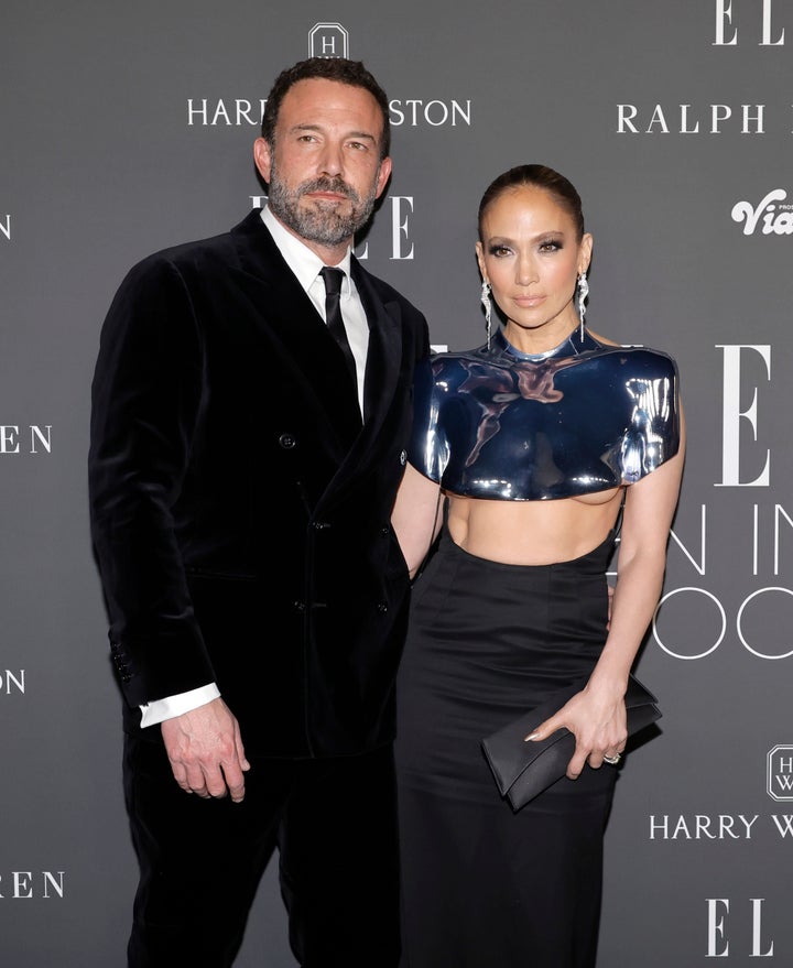 Ben Affleck und Jennifer Lopez werden gemeinsam am 5. Dezember 2023 in Los Angeles fotografiert.