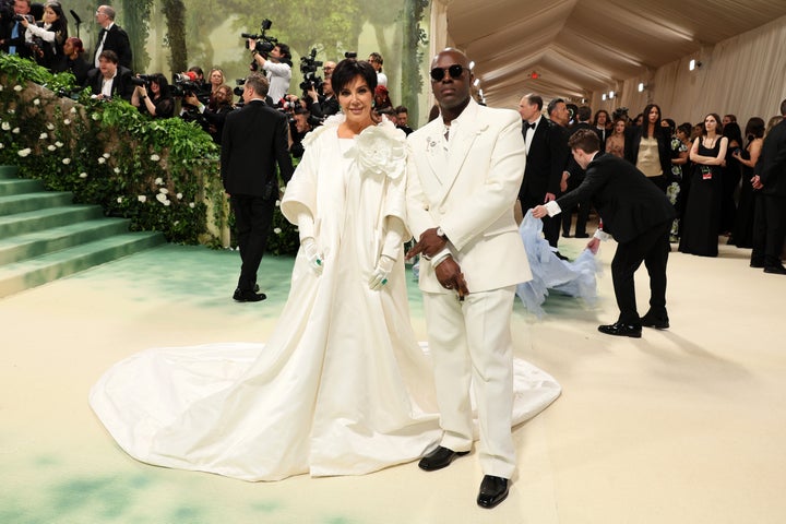 Kris Jenner (links) und Corey Gamble werden bei der Met Gala am 6. Mai 2024 in New York City fotografiert.