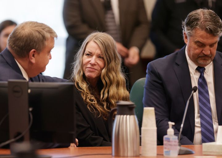 Lori Vallow Daybell spricht mit ihrem Anwalt, bevor das Urteil der Jury am Freitag, dem 12. Mai 2023, im Ada County Circuit Court in Boise, Idaho, verlesen wird. (AP Photo/Kyle Green, Datei)