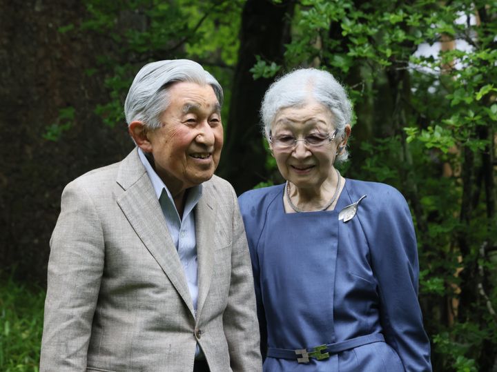 日光田母沢御用邸記念公園の庭園を散策される上皇ご夫妻＝2024年5月28日