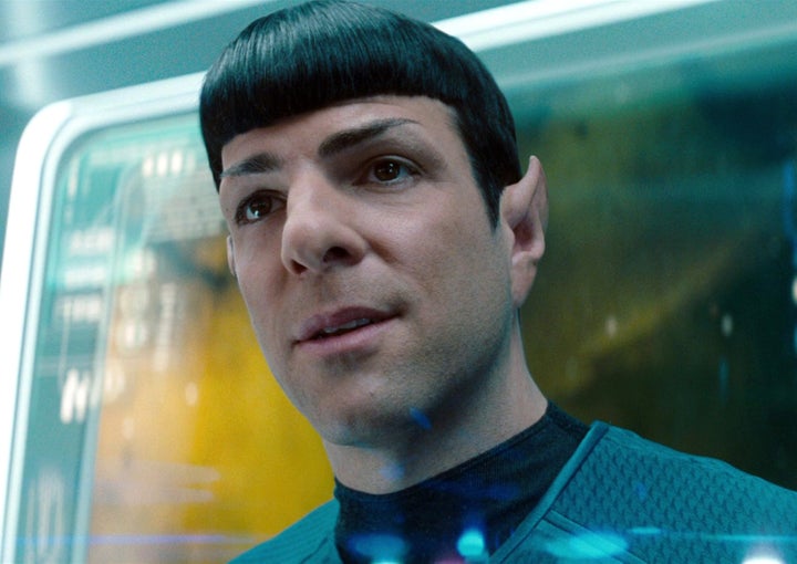 Zachary Quinto als Commander Spock im Film von 2013, "Der Stern bahnt sich langsam seinen Weg in die Dunkelheit." 