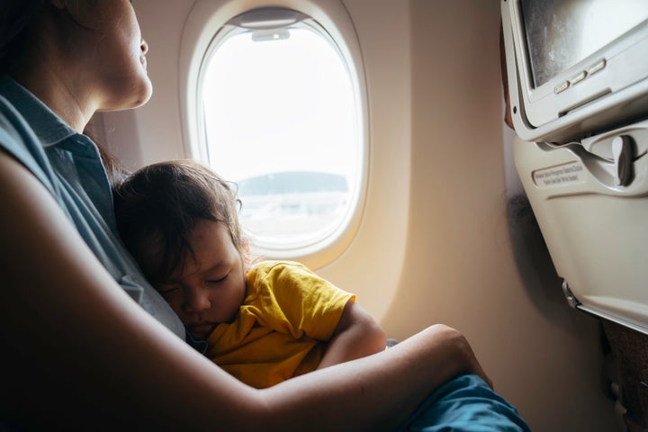 Es gibt Situationen, in denen es angebracht ist, sich auf einem Kurzstreckenflug hinzulegen.