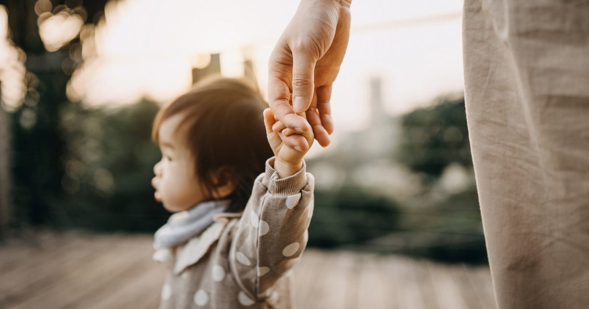 子どもが手を振りほどいて走る→警視庁「こう手を繋げば大丈夫」。子育て世帯「これしかない」と反響