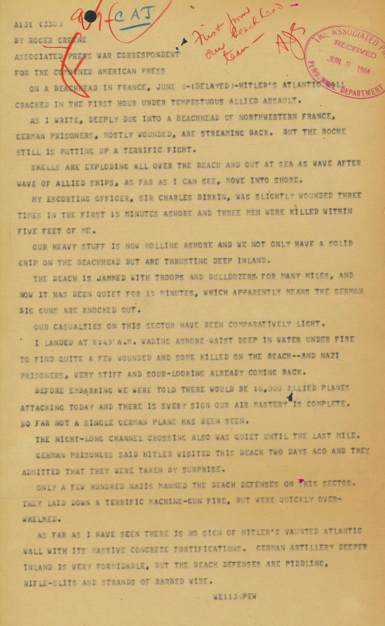 Αντίγραφο τηλεγραφήματος του ρεπόρτερ του Associated Press, Ρότζερ Γκριν που έφτασε στη Νέα Υόρκη στις 8 Ιουνίου 1944, δύο ημέρες αφότου προσγειώθηκε στην παραλίας της Νορμανδίας μαζί με τις βρετανικές δυνάμεις. Ο αξιωματικός συνοδείας του Γκριν, τραυματίστηκε και είδε τρεις άνδρες να σκοτώνονται καθώς προσγειώθηκε. Στη Νέα Υόρκη, ο συντάκτης Άλαν Τζ. Γκουλντ, σημείωσε με κόκκινη μελάνη πάνω στο τηλεγράφημα: "Πρώτα από την ομάδα μας στην παραλία".