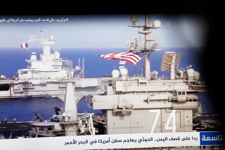 ΣΑΝΑ'Α, Υεμένη - 16 ΙΑΝΟΥΑΡΙΟΥ: Ένας άνδρας από την Υεμένη παρακολουθεί τις ειδήσεις στην οθόνη του φορητού υπολογιστή του που μεταδίδει πολεμικά πλοία των ΗΠΑ και του Ηνωμένου Βασιλείου εν μέσω της διάδοσης ειδήσεων σχετικά με την επίθεση στο πλοίο Zografia στην Ερυθρά Θάλασσα, στις 16 Ιανουαρίου 2024, στο σπίτι του στη Σαναά της Υεμένης