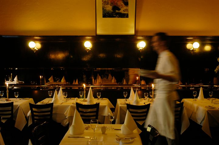 Quiet restaurants provide an environment where it's easy to practice mindful eating.