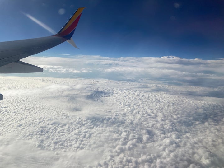 Blick aus dem Flugzeugfenster, 2022. "So sehen meine Träume aus" sagte der 6-jährige Sam.