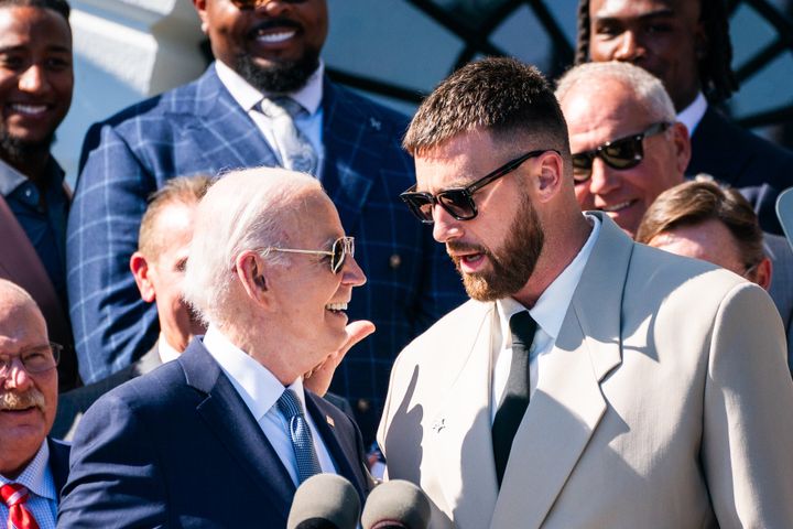 Travis Kelce hielt am Freitag nur eine kurze Rede und brachte seine Kollegen, Reporter und den Präsidenten zum Lachen.