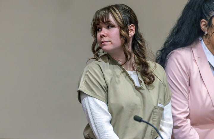"Ferrugem" a armeira Hannah Gutierrez-Reed aparece em sua sentença em Santa Fé, Novo México, em 15 de abril. Documentos judiciais afirmam que ela foi gravada durante ligações na prisão dizendo que queria Baldwin "na cadeia." 