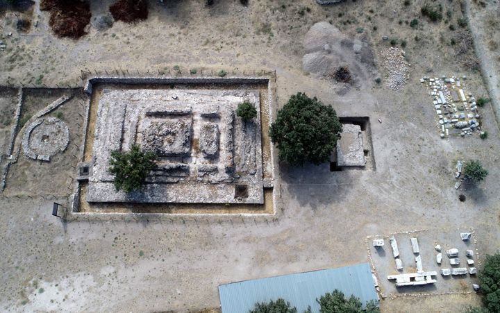 Ένα μη επανδρωμένο αεροσκάφος καταγράφει έναν βωμό που βρέθηκε στην αρχαία πόλη Αλεξάνδρεια Τρωάδα στο Τσανάκκαλε της Τουρκίας στις 06 Οκτωβρίου 2021. Επιστήμονες βρήκαν βωμό ηλικίας 2.000 ετών στην αρχαία πόλη Αλεξάνδρεια Τρωάδα στη βορειοδυτική Τουρκία. Η περιοχή της Αλεξάνδρειας Τρωάδας βρίσκεται στο χωριό Dalyan της περιοχής Ezine. (Photo by Burak Akay/Anadolu Agency via Getty Images)