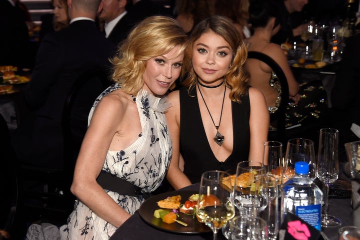 Julie Bowen e Sarah Hyland participam do 22º Critics' Choice Awards em 2016.
