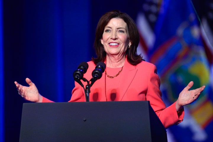 Die Gouverneurin von New York, Kathy Hochul, spricht am 25. April in Syracuse, New York.