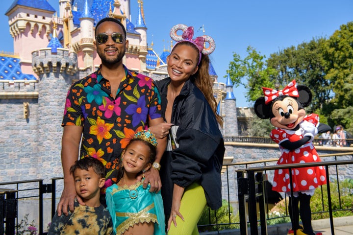 John Legend, Chrissy Teigen und ihre Kinder Miles und Luna werden am 14. April 2022 im Disneyland in Anaheim, Kalifornien, fotografiert.