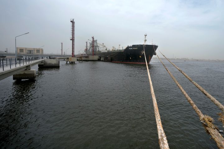 Ένα ρωσικό τάνκερ που μεταφέρει αργό πετρέλαιο με έκπτωση, είναι αγκυροβολημένο σε λιμάνι στο Καράτσι του Πακιστάν, Τρίτη 13 Ιουνίου 2023. Η πακιστανική κυβέρνηση χαιρέτισε την άφιξη του πρώτου φορτίου αργού πετρελαίου με έκπτωση από τη Ρωσία στο πλαίσιο μιας συμφωνίας μεταξύ Ισλαμαμπάντ και Μόσχας. (AP Photo/Fareed Khan)