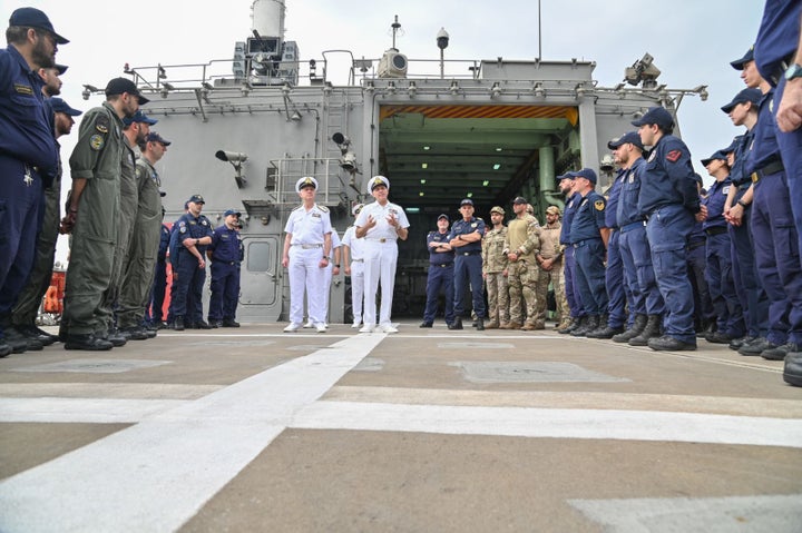 Η φρεγάτα «Ύδρα» κατά την επιστροφή της στη Σαλαμίνα