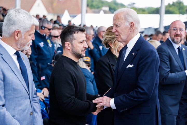 U.S. President Joe Biden (R) shakes hands with Ukraine's President Volodymyr Zelensky (L).