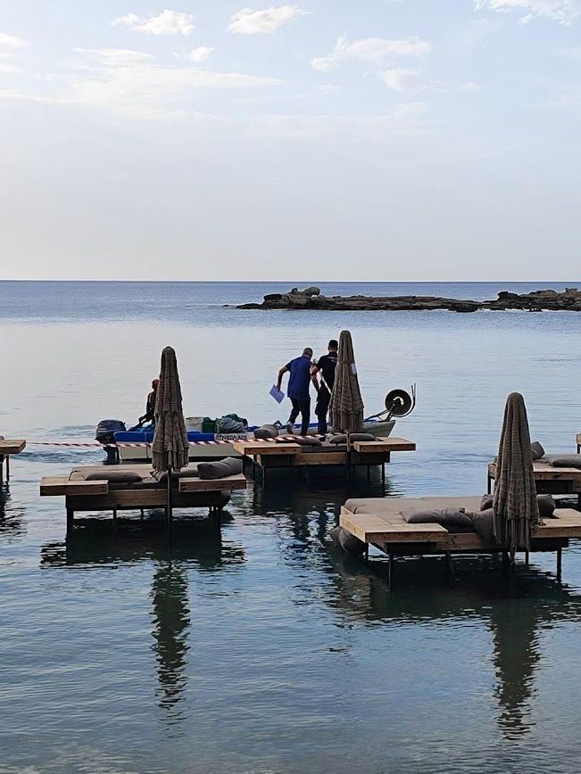 Οι ελεγκτές του υπουργείου Οικονομικών πάνω στα κρεβάτια - ξαπλώστρες με τις ομπρέλες που ...«πλέουν» στη θάλασσα, στην παραλία της Αγίας Μαρίνας στη Ρόδο.