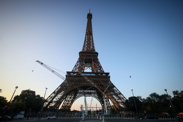 Οι Ολυμπιακοί δακτύλιοι εμφανίζονται στον Πύργο του Άιφελ την Παρασκευή 7 Ιουνίου 2024 στο Παρίσι. Οι διοργανωτές των Ολυμπιακών Αγώνων του Παρισιού τοποθέτησαν τα δαχτυλίδια στον Πύργο του Άιφελ την Παρασκευή, καθώς η γαλλική πρωτεύουσα μετράει 50 ημέρες μέχρι την έναρξη των Θερινών Αγώνων. Η δομή των πέντε δακτυλίων μήκους 95 ποδιών και ύψους 43 ποδιών, κατασκευασμένη εξ ολοκλήρου από ανακυκλωμένο γαλλικό χάλυβα, θα εκτεθεί στη νότια πλευρά του ιστορικού τοπόσημου ηλικίας 135 ετών, στο κέντρο του Παρισιού, με θέα στον ποταμό Σηκουάνα. (AP Photo//Thomas Padilla)