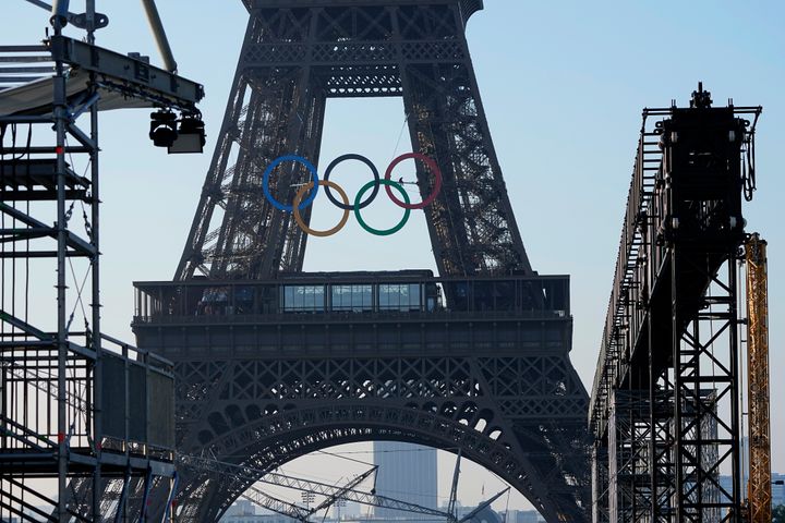 Οι Ολυμπιακοί δακτύλιοι εμφανίζονται στον Πύργο του Άιφελ την Παρασκευή 7 Ιουνίου 2024 στο Παρίσι. Οι διοργανωτές των Ολυμπιακών Αγώνων του Παρισιού τοποθέτησαν τα δαχτυλίδια στον Πύργο του Άιφελ την Παρασκευή, καθώς η γαλλική πρωτεύουσα μετράει 50 ημέρες μέχρι την έναρξη των Θερινών Αγώνων. Η δομή των πέντε δακτυλίων μήκους 95 ποδιών και ύψους 43 ποδιών, κατασκευασμένη εξ ολοκλήρου από ανακυκλωμένο γαλλικό χάλυβα, θα εκτεθεί στη νότια πλευρά του ιστορικού τοπόσημου ηλικίας 135 ετών, στο κέντρο του Παρισιού, με θέα στον ποταμό Σηκουάνα. (AP Photo/Michel Euler)