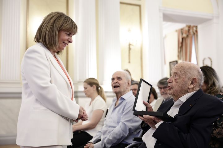 Η ΠτΔ Κατερίνα Σακελλαροπούλου συνομιλεί με τον Μίμη Πλέσσα υπό το βλέμμα του Λευτέρη Παπαδόπουλου, Προεδρικό Μέγαρο, 7 Ιουνίου 2024.