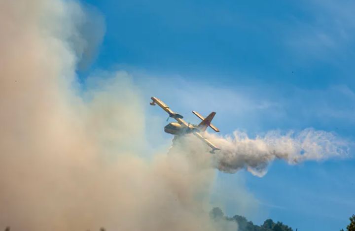 Αεροσκάφος επιχειρεί για την κατάσβεση φωτιάς (φωτογραφία αρχείου)