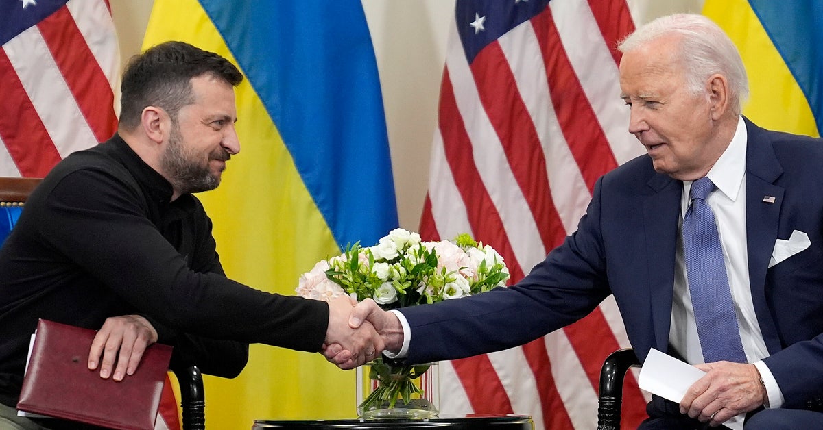 Biden Apologizes To Zelenskyy For Monthslong Weapons Holdup That Let Russia Make Gains Biden Apologizes To Zelenskyy For Monthslong Weapons Holdup That Let Russia Make Gains