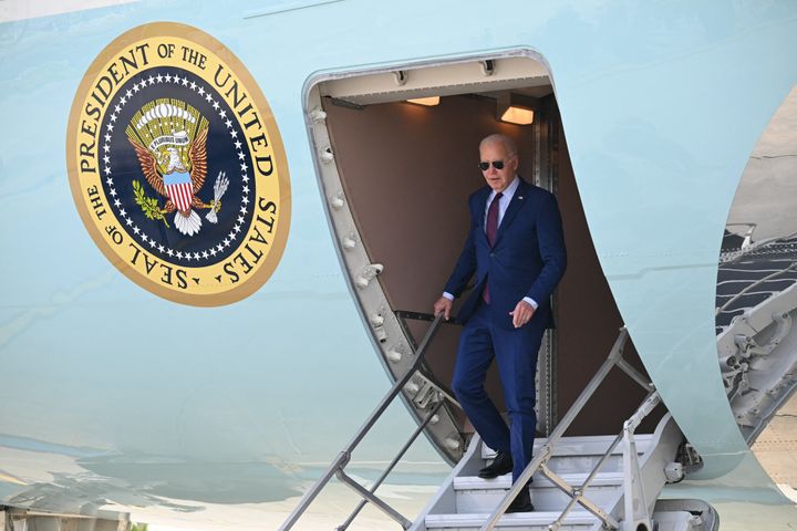 Präsident Joe Biden verlässt die Air Force One bei seiner Ankunft am Pariser Flughafen Orly in der Nähe von Paris am 5. Juni 2024, während er zum Gedenken an den 80. Jahrestag des D-Day reist.  (Foto von Saul Loeb/AFP über Getty Images)