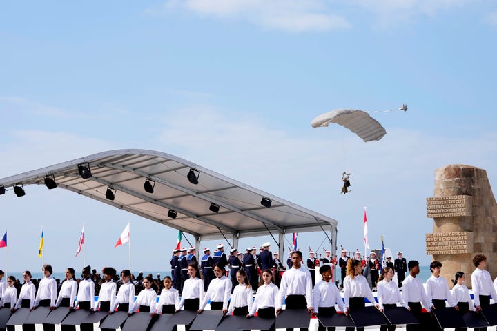 Ένα αλεξίπτωτο πλαγιάς πετά πάνω από την παραλία Omaha, Πέμπτη, 6 Ιουνίου 2024 στη Νορμανδία. Η Νορμανδία φιλοξενεί διάφορες εκδηλώσεις για τον επίσημο εορτασμό της 80ης επετείου από τις αποβιβάσεις της D-Day που πραγματοποιήθηκαν στις 6 Ιουνίου 1944