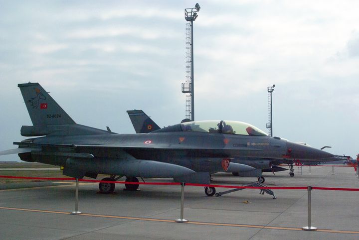 06 Μαρτίου 2024, Ρουμανία, Borcea: F-16 της τουρκικής πολεμικής αεροπορίας σταθμεύει στη ρουμανική αεροπορική βάση. Το ΝΑΤΟ πραγματοποίησε άσκηση αεροπορικής αστυνομίας με μαχητικά αεροσκάφη F-16 της ρουμανικής και της τουρκικής πολεμικής αεροπορίας στη Ρουμανία.