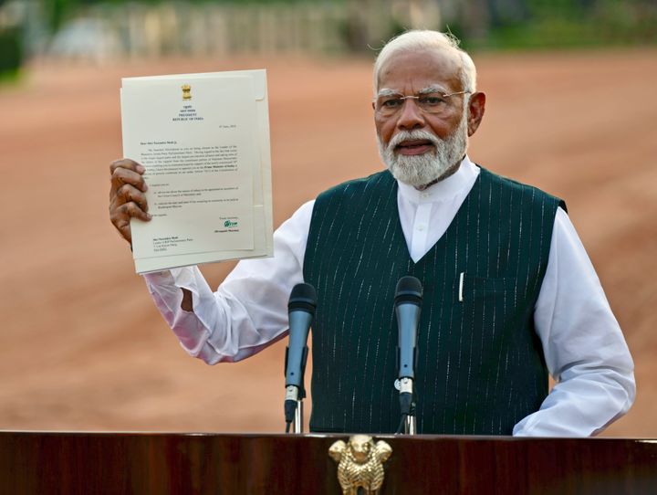 Ο Ινδός πρωθυπουργός Ναρέντρα Μόντι επιδεικνύει την επιστολή της προέδρου της Ινδίας, Ντραουπάντι Μούρμου, με την οποία τον προσκαλεί να σχηματίσει την επόμενη κεντρική κυβέρνηση, έξω από το Rashtrapati Bhavan στο Νέο Δελχί, Ινδία, Παρασκευή 7 Ιουνίου 2024.