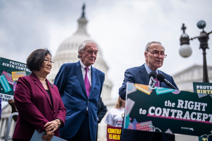 Der Mehrheitsführer im Senat, Chuck Schumer (D.N.Y.), nimmt am Mittwoch zusammen mit den demokratischen Senatoren Mazie Hirono (Hawaii) und Ed Markey (Massachusetts) an einer Pressekonferenz zum Gesetz über das Recht auf Empfängnisverhütung teil.