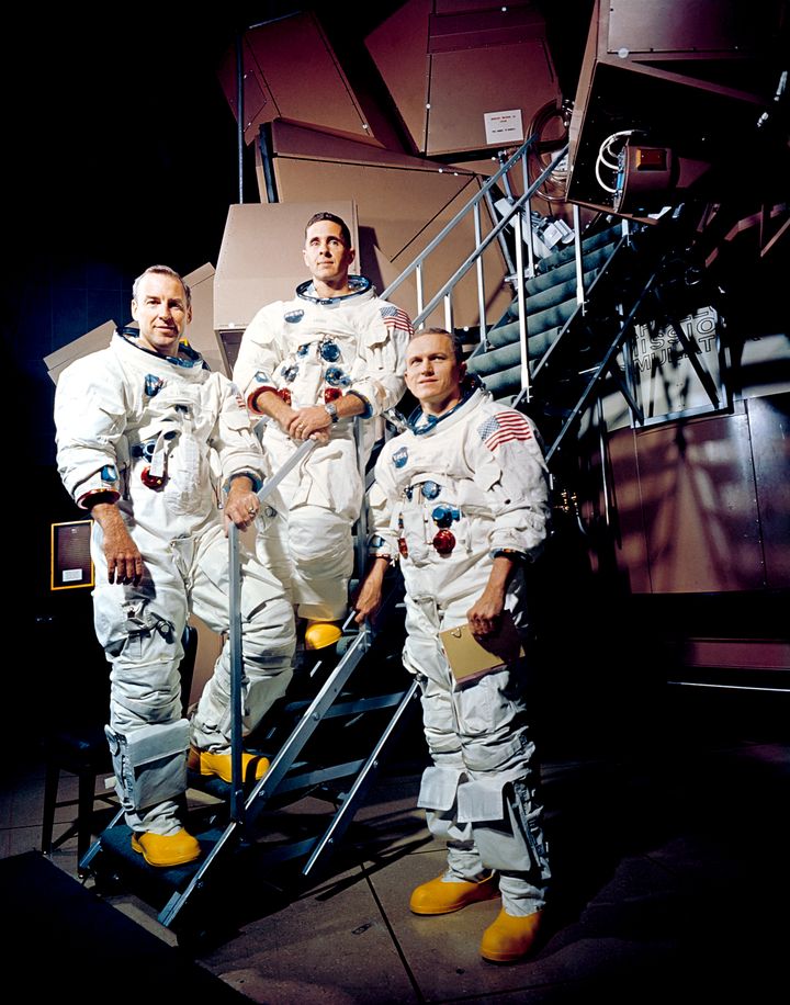 Die Hauptbesatzung der Apollo-8-Mission im Mondorbit.  Von links nach rechts: James A.  Lovell Jr., Pilot des Kommandomoduls;  William A.  Anders, der Pilot der Mondlandefähre;  Und Frank Borman, der Anführer.  (Foto: HUM Images/Universal Images Group über Getty Images)