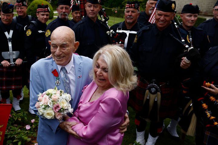 Der amerikanische Veteran des Zweiten Weltkriegs, Harold Therrien, 100, links, und Jeanne Sauerlein, 96, kommen am Samstag, den 8. Juni 2024, zur Feier ihrer Hochzeit im Rathaus von Carentan-les-Marais in der Normandie im Nordwesten Frankreichs an.