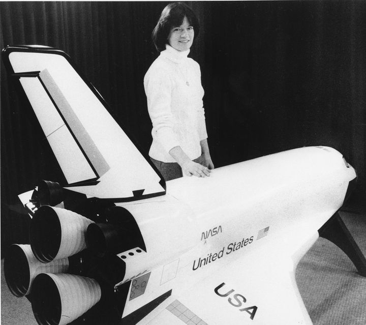 Η Σάλι Κριστίν Ράιντ, με ένα μοντέλο του Challenger το 1983(AP Photo)
