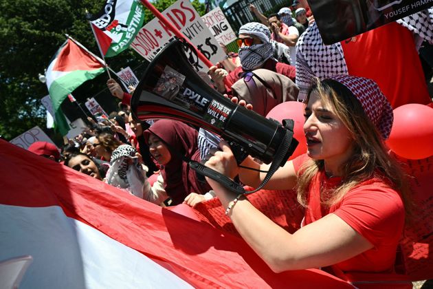 イスラエルによるガザ攻撃に抗議し、米ワシントンハウスに集ったデモ参加者たち