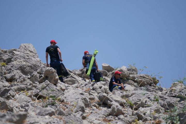 Ανδρες της Πυροσβεστικής «χτένισαν» τη Σύμη, αναζητώντας τα ίχνη του αγνοούμενου παρουσιαστή, Μάικλ Μόσλεϊ. Τελικά, το πρώι της Κυριακής γράφτηκε ο τραγικός επίλογος.