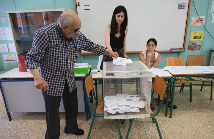 Ηλικιωμένος άνδρας ψηφίζει σε εκλογικο τμήμα της Αττικής. Η ψήφος δεν είναι μόνο δικαίωμα αλλά και καθήκον και πολλοί άνθρωποι μεγαλύτερης ηλικίας το γνωρίζουν καλύτερα.