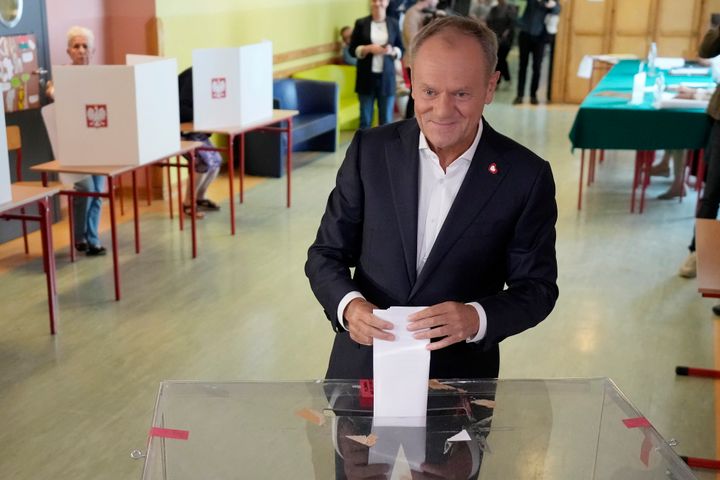 Ο Πολωνός πρωθυπουργός Ντόναλντ Τουσκ, ο οποίος ηγείται ενός κεντρώου κόμματος υπέρ της ΕΕ, ψηφίζει στις εκλογές για το Ευρωπαϊκό Κοινοβούλιο, στη Βαρσοβία της Πολωνίας, την Κυριακή 9 Ιουνίου 2024.