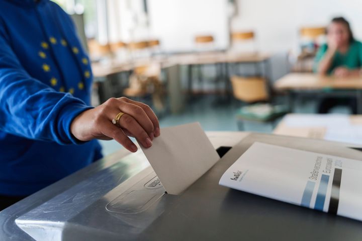 Μια γυναίκα με μπλούζα-σημαία της Ε.Ε. ρίχνει το ψηφοδέλτιό της στην κάλπη. Στη Γερμανία διεξάγονται οι ευρωεκλογές διεξάγονται σήμερα. Οι Γερμανοί υπήκοοι και οι πολίτες της ΕΕ μπορούν να ψηφίσουν εάν είναι τουλάχιστον 16 ετών και είναι εγγεγραμμένοι στον εκλογικό κατάλογο στον τόπο διαμονής τους.