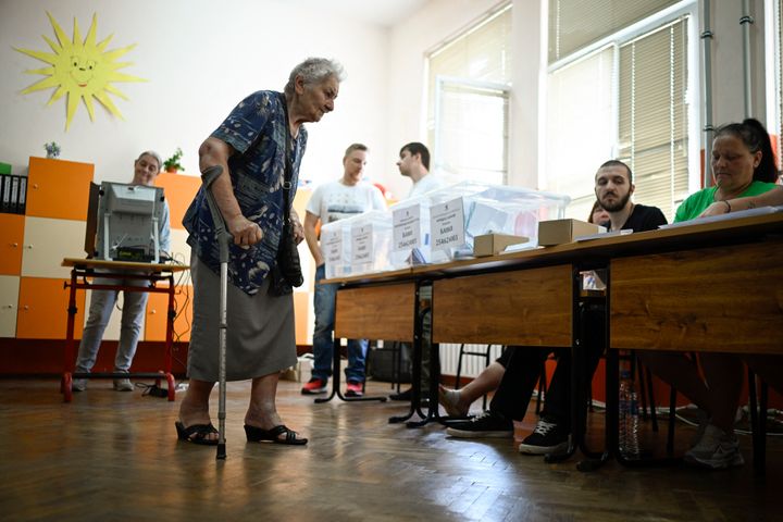 Μια γυναίκα ετοιμάζεται να ψηφίσει στις κοινοβουλευτικές εκλογές και τις εκλογές του Ευρωπαϊκού Κοινοβουλίου σε εκλογικό τμήμα στη Σόφια στις 9 Ιουνίου 2024. Οι Βούλγαροι κατευθύνονται στις κάλπες την Κυριακή για τις έκτες κοινοβουλευτικές τους εκλογές μέσα σε τρία χρόνια με τους ειδικούς να βλέπουν ελάχιστες πιθανότητες να μπει τέλος στην πολιτική αστάθεια του βαλκανικού μέλους της Ε.Ε.
