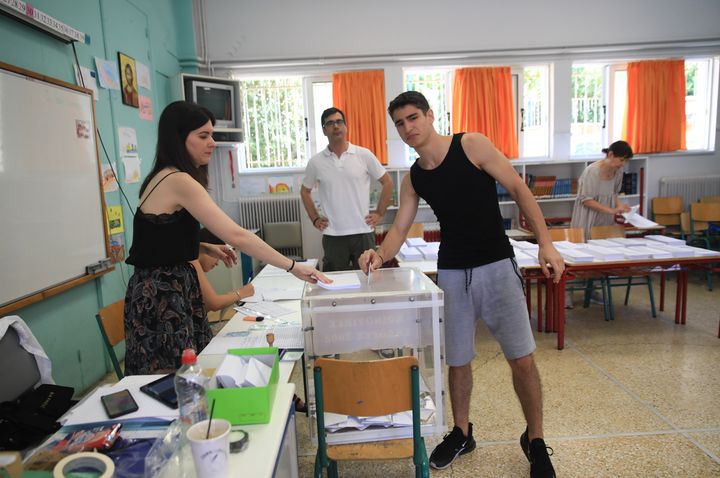 Νεαρός ψηφίζει στις Ευρωεκλογές, Ελλάδα, 9 Ιουνίου 2024.