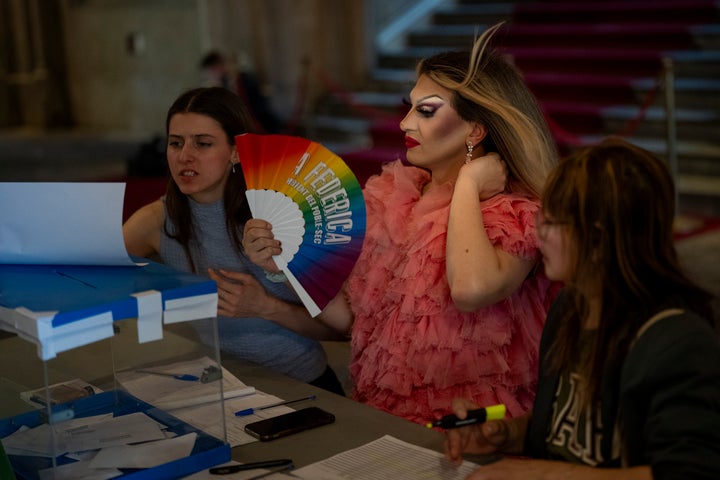 H γνωστή στην Ισπανία drag queen, Πετίτα πρόεδρος της εκλογικής επιτροπής σε εκλογικό τμήμα στην Βαρκελώνη της Ισπανίας