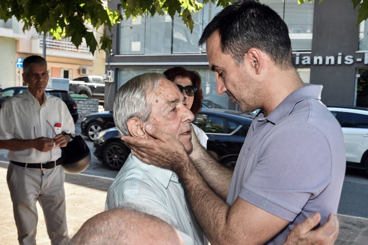 Ο Αλέξης Χαρίτσης τα λέει με πολίτη έξω από εκλογικό κέντρο.