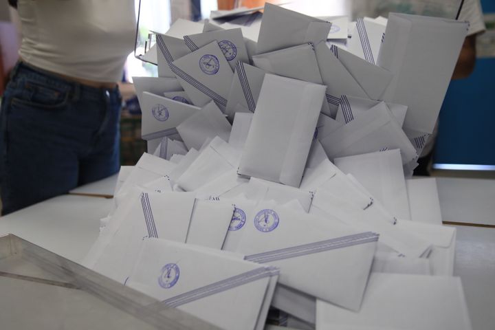 Άνοιγμα κάλπης μετά το τέλος της ψηφοφορίας για τις ευρωεκλογές σε εκλογικό τμήμα της Αττικής, Κυριακή 9 Ιουνίου 2024. (ΓΙΑΝΝΗΣ ΠΑΝΑΓΟΠΟΥΛΟΣ/EUROKINISSI)