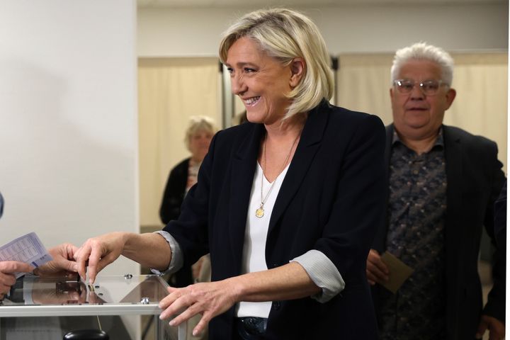 Η ηγέτιδα της γαλλικής ακροδεξιάς Μαρίν Λεπέν ρίχνει την ψήφο της για τις ευρωεκλογές, Κυριακή 9 Ιουνίου 2024 στο Henin-Beaumont, στη βόρεια Γαλλία.