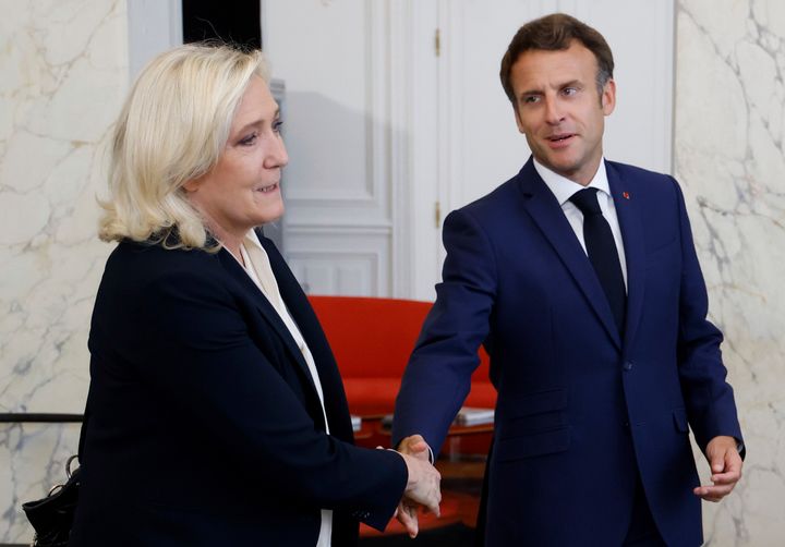 O γάλλος πρόεδρος, Εμμανουέλ Μακρόν και με την ηγέτιδα του ακροδεξιού κόμματος, Εθνικό Συναγερμός, Μαρινι Λε Πεν σε παλαιότερη συνάντησή τους στο Ελιζέ 