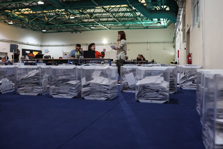 Οι εργαζόμενοι κάνουν συλλογή του ταχυδρομικού εκλογικού υλικού, στο Peristeri Expo, στην Αθήνα, στις 5 Ιουνίου 2024.