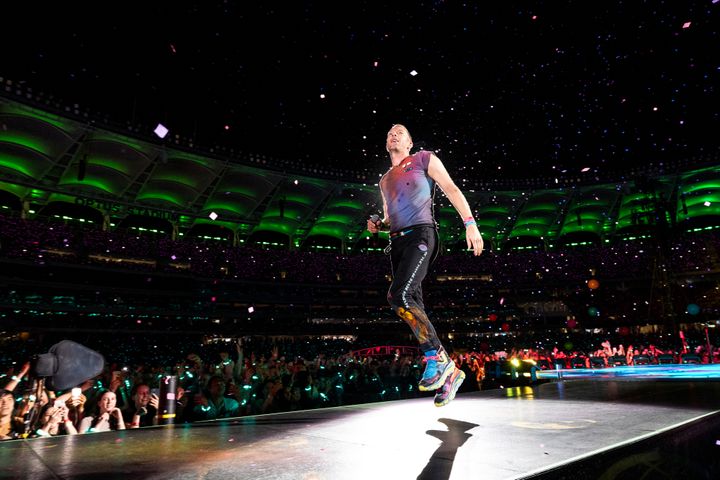 Ο Κρις Μάρτιν των Coldplay επί σκηνής. (Photo by Matt Jelonek/WireImage)